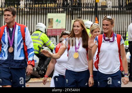 Team GB Olympians leaving Buckingham Palace after the parade. London 2012 Olympics. Greg Searle, Helen Glover and Heather Stanning with medals Stock Photo