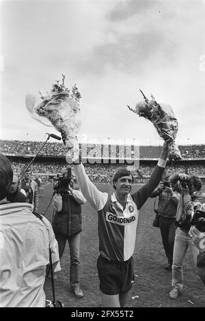 Feyenoord against PEC, with farewell Johan Cruijff, Johan Cruijff waving flowers, May 13, 1984, sports, soccer, The Netherlands, 20th century press agency photo, news to remember, documentary, historic photography 1945-1990, visual stories, human history of the Twentieth Century, capturing moments in time Stock Photo