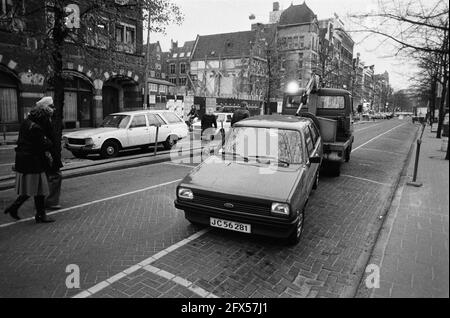 Car towed away on Rokin in connection with the change of the throne on April 30 by police, April 29 1980, Cars, police, change of the throne, The Netherlands, 20th century press agency photo, news to remember, documentary, historic photography 1945-1990, visual stories, human history of the Twentieth Century, capturing moments in time