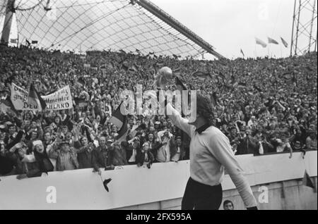 Final World Cup 1974 in Munich, West Germany v Netherlands 2-1; goalkeeper Sepp Maier with the cup, July 7, 1974, cups, finals, goalkeepers, sports, soccer, world championships, The Netherlands, 20th century press agency photo, news to remember, documentary, historic photography 1945-1990, visual stories, human history of the Twentieth Century, capturing moments in time Stock Photo