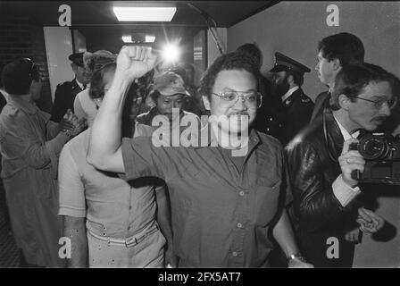 Arrival opponents of Bouterse deported by French Guiana, Tjon a Kiet clenches his fist, March 27, 1984, arrivals, opponents, The Netherlands, 20th century press agency photo, news to remember, documentary, historic photography 1945-1990, visual stories, human history of the Twentieth Century, capturing moments in time Stock Photo