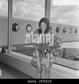 French singer, Frida Boccara, one of the winners of the Eurovision Song Contest, arrives at Schilhol, Frida Boccara, August 28, 1969, singers, The Netherlands, 20th century press agency photo, news to remember, documentary, historic photography 1945-1990, visual stories, human history of the Twentieth Century, capturing moments in time Stock Photo