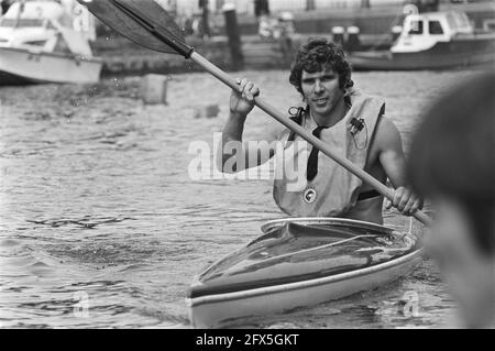 Recordings Superstar by the AVRO in Vlaardingen, Willem van Hanegem during canoeing, 4 August 1976, canoes, The Netherlands, 20th century press agency photo, news to remember, documentary, historic photography 1945-1990, visual stories, human history of the Twentieth Century, capturing moments in time Stock Photo