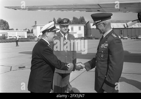 Dutch: General A. J. Goodpaster, Commander-in-Chief of the Allied Forces in Europe, arrives at Ypenburg: from left to right no. 2 H. M. V. D. Wal Bake, $, generals, commanders-in-chief, The Netherlands, 20th century press agency photo, news to remember, documentary, historic photography 1945-1990, visual stories, human history of the Twentieth Century, capturing moments in time Stock Photo