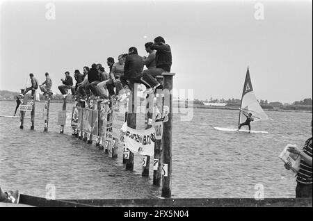 World Championships pole-sitting in Noordwijkerhout; pole sitters on the Oostduinse Meer, July 22, 1981, pole-sitting, world championships, The Netherlands, 20th century press agency photo, news to remember, documentary, historic photography 1945-1990, visual stories, human history of the Twentieth Century, capturing moments in time Stock Photo