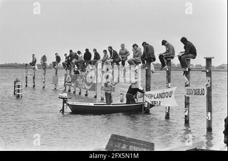 World championships pole sitting in Noordwijkerhout; pole sitters on the Oostduinse lake, 22 July 1981, pole sitting, world championships, The Netherlands, 20th century press agency photo, news to remember, documentary, historic photography 1945-1990, visual stories, human history of the Twentieth Century, capturing moments in time Stock Photo