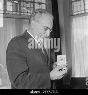 Gold medal for Dr. W. Drees, on the occasion of his 80th birthday, manufactured by the firm Numint, 23 August 1966, The Netherlands, 20th century press agency photo, news to remember, documentary, historic photography 1945-1990, visual stories, human history of the Twentieth Century, capturing moments in time Stock Photo