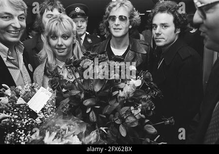 Arrival of singer Olivia Newton John at Schiphol Airport; Olivia Newton John with flowers, November 24, 1978, FLOWERS, arrivals, singers, The Netherlands, 20th century press agency photo, news to remember, documentary, historic photography 1945-1990, visual stories, human history of the Twentieth Century, capturing moments in time Stock Photo