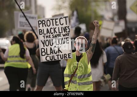 Los Angeles, California, USA. 25th May, 2021. Protesters gather in Los Angeles, California on 25 May, 2021 to commemorate the one-year anniversary of George Floyd's murder by Minneapolis Police Officer Derek Chauvin. Credit: Kit Karzen/Alamy Live News Stock Photo
