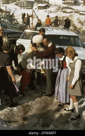 Prince Bernhard welcomes princess Beatrix. At her hand Prince Willem-Alexander, March 8, 1969, Royal family, monarchy, vacation, winter sports, The Netherlands, 20th century press agency photo, news to remember, documentary, historic photography 1945-1990, visual stories, human history of the Twentieth Century, capturing moments in time Stock Photo