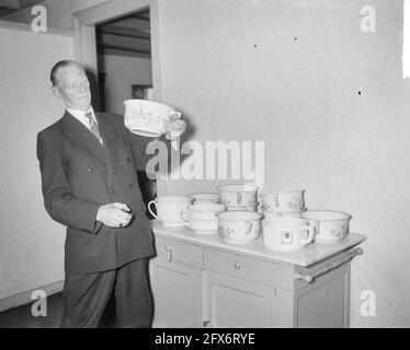 Hotel Trier in Soestdijk (auctioned). Man in kitchen, June 26, 1961, The Netherlands, 20th century press agency photo, news to remember, documentary, historic photography 1945-1990, visual stories, human history of the Twentieth Century, capturing moments in time Stock Photo