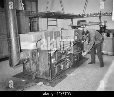 Hotel Trier in Soestdijk (auctioned). Man at stove, June 26, 1961, The Netherlands, 20th century press agency photo, news to remember, documentary, historic photography 1945-1990, visual stories, human history of the Twentieth Century, capturing moments in time Stock Photo