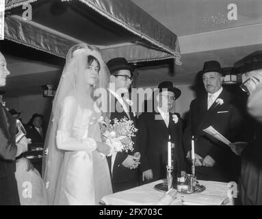 Marriage Paulinka Wiesenthal (daughter Simon Wiesenthal with Gerard Kreisberg in Utrecht Synagogue, December 19, 1965, daughters, marriages, synagogues, The Netherlands, 20th century press agency photo, news to remember, documentary, historic photography 1945-1990, visual stories, human history of the Twentieth Century, capturing moments in time Stock Photo