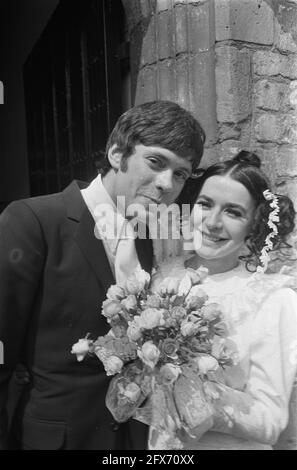 Marriage Rob de Nijs and Elly Hesseling in Bergen op Zoom . Rob de Nijs and Elly Hesseling, July 30, 1968, marriages, singers, The Netherlands, 20th century press agency photo, news to remember, documentary, historic photography 1945-1990, visual stories, human history of the Twentieth Century, capturing moments in time Stock Photo