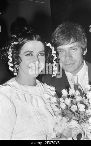 Marriage Rob de Nijs and Elly Hesseling in Bergen op Zoom . Rob de Nijs and Elly Hesseling, July 30, 1968, marriages, singers, The Netherlands, 20th century press agency photo, news to remember, documentary, historic photography 1945-1990, visual stories, human history of the Twentieth Century, capturing moments in time Stock Photo