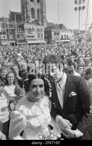 Marriage Rob de Nijs and Elly Hesseling in Bergen op Zoom . Rob de Nijs and Elly Hesseling, July 30, 1968, marriages, singers, The Netherlands, 20th century press agency photo, news to remember, documentary, historic photography 1945-1990, visual stories, human history of the Twentieth Century, capturing moments in time Stock Photo