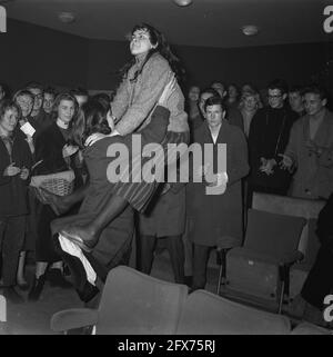 In Amsterdam, three cinemas played records by the American rock and roll king Elvis Presley during the lunch break from Friday, as an advertisement for the film Love me tender that will be released the following week. At the first middad, a large number of enthusiastic young people were present who, because of the rousing music, did not stay long in their seats and started dancing Rock and Roll between the rows., December 7, 1956, cinemas, dancing, youth, music, The Netherlands, 20th century press agency photo, news to remember, documentary, historic photography 1945-1990, visual stories Stock Photo