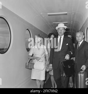 Arrival of Minister Luns at Schiphol Airport. Minister Luns and wife, August 18, 1967, arrivals, The Netherlands, 20th century press agency photo, news to remember, documentary, historic photography 1945-1990, visual stories, human history of the Twentieth Century, capturing moments in time Stock Photo