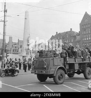 Liberation Day, the liberation army as it entered 20 years ago from the Berlage Bridge, the cars at Dam Square, May 5, 1965, cars, liberation armies, The Netherlands, 20th century press agency photo, news to remember, documentary, historic photography 1945-1990, visual stories, human history of the Twentieth Century, capturing moments in time Stock Photo