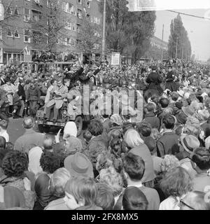 Liberation Day, the Liberation Army as it entered 20 years ago from the Berlage Bridge, May 5, 1965, liberation armies, The Netherlands, 20th century press agency photo, news to remember, documentary, historic photography 1945-1990, visual stories, human history of the Twentieth Century, capturing moments in time Stock Photo