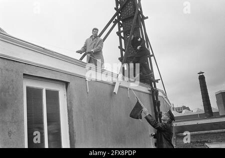 Occupation Maagdenhuis Amsterdam, by student police removes on roof the line and bag of food supplies, May 20, 1969, POLICE, occupations, students, food supplies, The Netherlands, 20th century press agency photo, news to remember, documentary, historic photography 1945-1990, visual stories, human history of the Twentieth Century, capturing moments in time Stock Photo