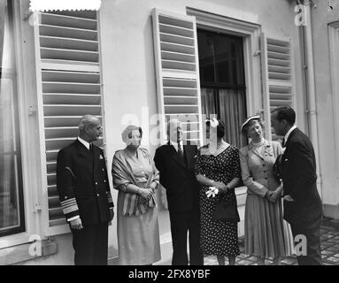 Visit of the American admiral Jerauld Wright to Queen Juliana and Prince Bernhard at Soestdijk Palace from left to right Admiral Wright, Queen Juliana, Minister of War Staff, Mrs. Wright (?), Mrs. Staff (?) and Prince Bernhard, July 4, 1954, admirals, visits, group portraits, queens, ministers, princes, The Netherlands, 20th century press agency photo, news to remember, documentary, historic photography 1945-1990, visual stories, human history of the Twentieth Century, capturing moments in time Stock Photo