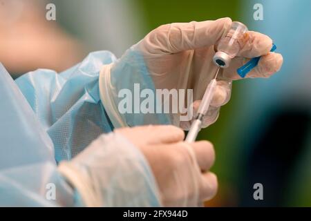 Phnom Penh, Cambodia. 26th May, 2021. A health worker draws up a dose of Sinovac COVID-19 vaccine with a syringe at a vaccination site in Phnom Penh, Cambodia, on May 26, 2021. Cambodia on Wednesday confirmed 660 new COVID-19 cases in the last 24 hours, pushing the national tally to 26,989, the Ministry of Health (MoH) said in a statement. Credit: Phearum/Xinhua/Alamy Live News Stock Photo