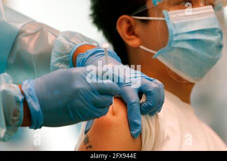 Phnom Penh, Cambodia. 26th May, 2021. A man receives his second dose of Sinovac COVID-19 vaccine at a vaccination site in Phnom Penh, Cambodia, on May 26, 2021. Cambodia on Wednesday confirmed 660 new COVID-19 cases in the last 24 hours, pushing the national tally to 26,989, the Ministry of Health (MoH) said in a statement. Credit: Phearum/Xinhua/Alamy Live News Stock Photo