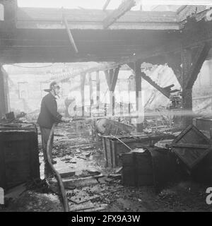 Brush factory on Prinsen Island burned down completely, September 4, 1962, fires, The Netherlands, 20th century press agency photo, news to remember, documentary, historic photography 1945-1990, visual stories, human history of the Twentieth Century, capturing moments in time Stock Photo
