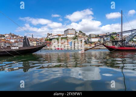 Blick über die traditionellen Rabelo Boote am Douro Ufer in Vila Nova de Gaia auf die Altstadt von Porto und die Brücke  Ponte Dom Luís I, Vila Nova d Stock Photo