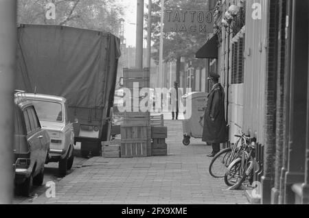 Neighborhood residents of Katendrecht (Rotterdam) throw in windows of brothels and rearkops; street scene on Katendrecht, October 14, 1974, BORDELEN, The Netherlands, 20th century press agency photo, news to remember, documentary, historic photography 1945-1990, visual stories, human history of the Twentieth Century, capturing moments in time Stock Photo