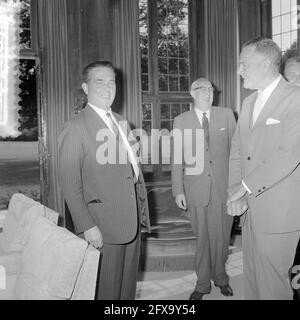 Cabot Lodge during a maintenance in the garden of the Catshuis from left to right Marijen, Diepenhorst, Cabot Lodge, Fisher Houwe t, August 20, 1964, The Netherlands, 20th century press agency photo, news to remember, documentary, historic photography 1945-1990, visual stories, human history of the Twentieth Century, capturing moments in time Stock Photo