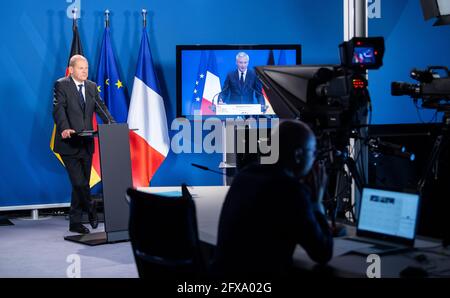 Berlin, Germany. 26th May, 2021. Olaf Scholz (l, SPD), Federal Minister of Finance, and Bruno Le Maire, French Finance Minister, speaking at a joint press conference at the Federal Ministry of Finance. Credit: Bernd von Jutrczenka/dpa Pool/dpa/Alamy Live News Stock Photo