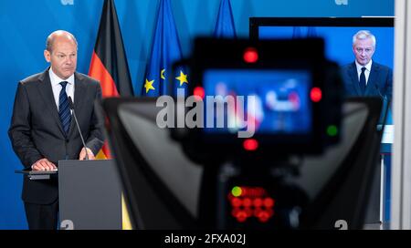 Berlin, Germany. 26th May, 2021. Olaf Scholz (l, SPD), Federal Minister of Finance, and Bruno Le Maire, French Finance Minister, speaking at a joint press conference at the Federal Ministry of Finance. Credit: Bernd von Jutrczenka/dpa Pool/dpa/Alamy Live News Stock Photo