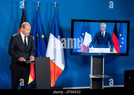 Berlin, Germany. 26th May, 2021. Olaf Scholz (l, SPD), Federal Minister of Finance, and Bruno Le Maire, French Finance Minister, speaking at a joint press conference at the Federal Ministry of Finance. Credit: Bernd von Jutrczenka/dpa Pool/dpa/Alamy Live News Stock Photo