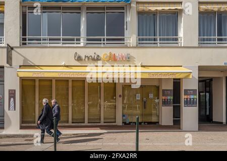 LA MIE CALINE Front Store Facade of french Shop with Logo Signage in Pornic, France 20.5.2021 LA MIE CALINE is famous brand for french style bread and Stock Photo