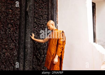 The monk walks in the park, the monk meditates under the Buddha's tree at Wat Ayutthaya, the Buddhist monk temple in Thailand. Stock Photo