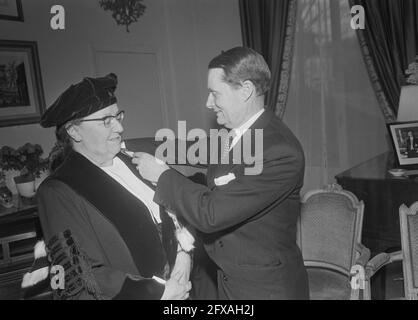 Three French honorary doctorates awarded to Dutch professors at French Embassy, The Hague . Honorary doctorates. Christine Mohrmann (KU Nijmegen). Ambassador Chr. Margerie, February 27, 1970, EREDOCTORS, PROFESSORS, Embassies, The Netherlands, 20th century press agency photo, news to remember, documentary, historic photography 1945-1990, visual stories, human history of the Twentieth Century, capturing moments in time Stock Photo