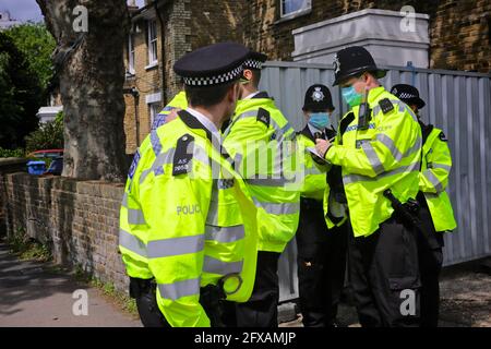 London (UK), 26 May 2021: Police teams continue to guard the house where black civil rights activist Sasha Johnson was shot. Stock Photo