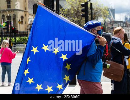 LONDON, UK. MAY 26TH: Protestors demonstrate against the Conservative Government and Dominic Cummings as the latter appeared at a parliamentary committee, London, England on Wednesday 25th May 2021. (Credit: Tejas Sandhu | MI News) Credit: MI News & Sport /Alamy Live News Stock Photo