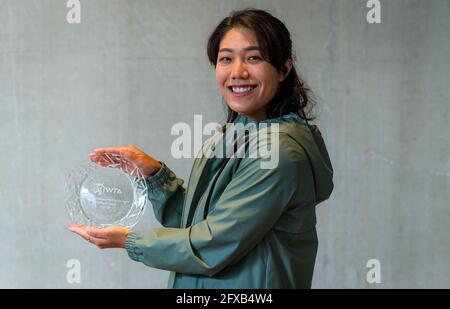 Kristie Ahn of the United States with her 2020 WTA Peachy Kellmeyer Player Service award at the Roland-Garros 2021, Grand Slam tennis tournament, Qualifying, on May 26, 2021 at Roland-Garros stadium in Paris, France - Photo Rob Prange / Spain DPPI / DPPI / LiveMedia Stock Photo