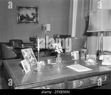 Interior of Drakensteyn Castle . The study with the desk of the Princess, April 2, 1963, Interior, desks, princesses, The Netherlands, 20th century press agency photo, news to remember, documentary, historic photography 1945-1990, visual stories, human history of the Twentieth Century, capturing moments in time Stock Photo