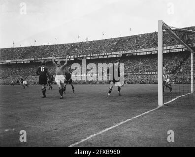 Interland soccer Netherlands against Switzerland, Rotterdam game moment, May 19, 1955, sports, soccer, The Netherlands, 20th century press agency photo, news to remember, documentary, historic photography 1945-1990, visual stories, human history of the Twentieth Century, capturing moments in time Stock Photo