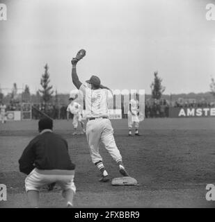 International Hockey week in Haarlem. Game moment from the USAF England v De Kieviten Netherlands match, June 30, 1963, matches, The Netherlands, 20th century press agency photo, news to remember, documentary, historic photography 1945-1990, visual stories, human history of the Twentieth Century, capturing moments in time Stock Photo