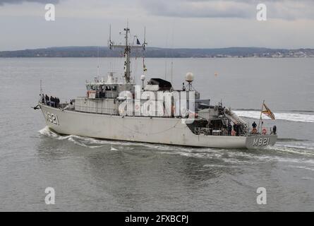 The Tripartite class minehunter BNS LOBELIA (M921) heading into The Solent Stock Photo