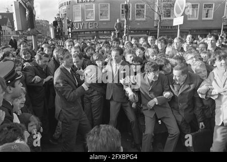 Johan Cruijff opened paint store, Cruijff amidst crowd, March 10, 1967, openings, sports, soccer players, stores, The Netherlands, 20th century press agency photo, news to remember, documentary, historic photography 1945-1990, visual stories, human history of the Twentieth Century, capturing moments in time Stock Photo