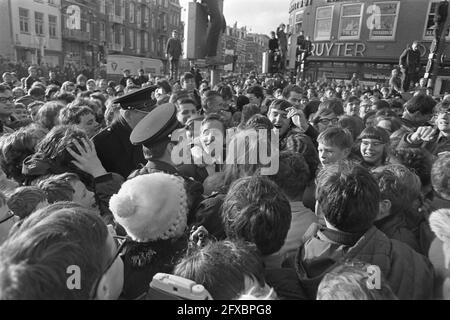 Johan Cruijff opened paint store, Cruijff accompanied by police officer, March 10, 1967, openings, sports, soccer players, stores, The Netherlands, 20th century press agency photo, news to remember, documentary, historic photography 1945-1990, visual stories, human history of the Twentieth Century, capturing moments in time Stock Photo