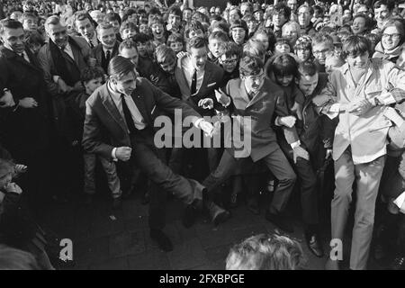 Johan Cruijff opened paint store, Cruijff unloads shot on door, March 10, 1967, openings, sports, soccer players, stores, The Netherlands, 20th century press agency photo, news to remember, documentary, historic photography 1945-1990, visual stories, human history of the Twentieth Century, capturing moments in time Stock Photo