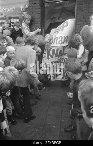 Johan Cruijff opens a liquor store on Beukenplein Amsterdam. Cruijff shoots at the door, November 14, 1969, openings, sports, soccer players, The Netherlands, 20th century press agency photo, news to remember, documentary, historic photography 1945-1990, visual stories, human history of the Twentieth Century, capturing moments in time Stock Photo