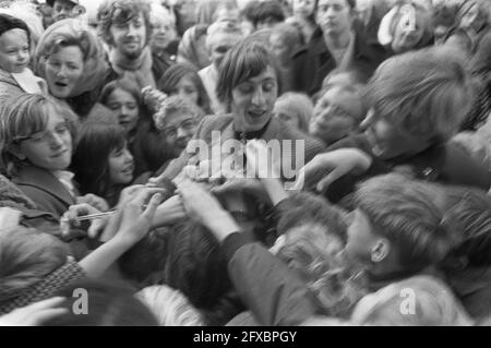 Johan Cruijff opens a liquor store on Beukenplein Amsterdam. Cruijff gives autographs, November 14, 1969, HANDSIGNALS, openings, sports, soccer players, The Netherlands, 20th century press agency photo, news to remember, documentary, historic photography 1945-1990, visual stories, human history of the Twentieth Century, capturing moments in time Stock Photo